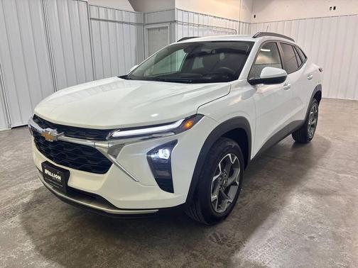Summit White 2025 Chevrolet Trax LT