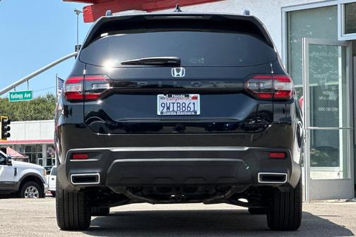 Crystal Black Pearl 2025 Honda Pilot Sport