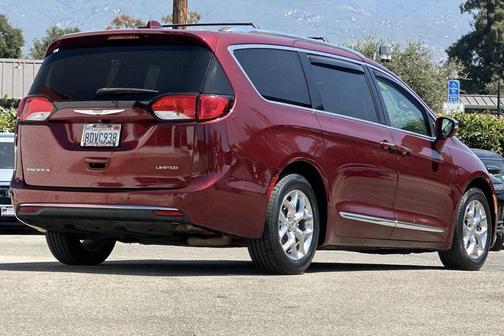 Velvet Red Pearlcoat 2018 Chrysler Pacifica Limited