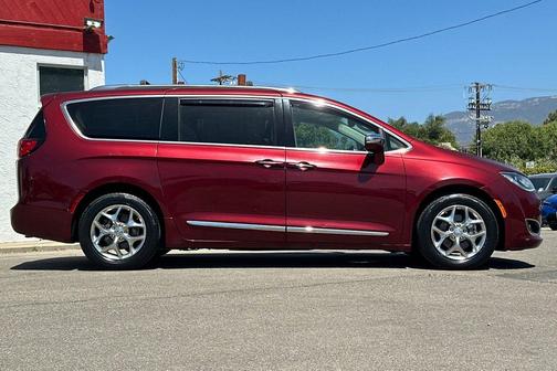 Velvet Red Pearlcoat 2018 Chrysler Pacifica Limited