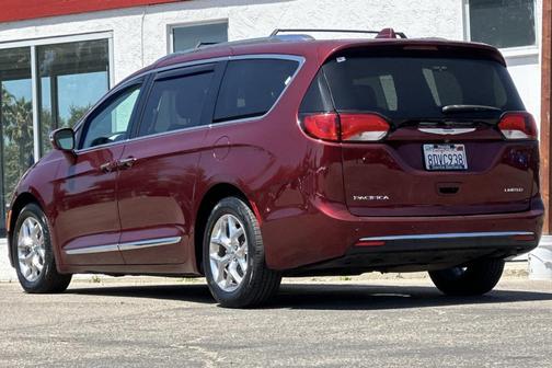 Velvet Red Pearlcoat 2018 Chrysler Pacifica Limited