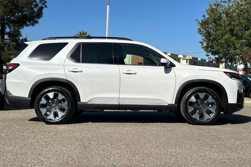White Diamond Pearl 2026 Honda Pilot Touring