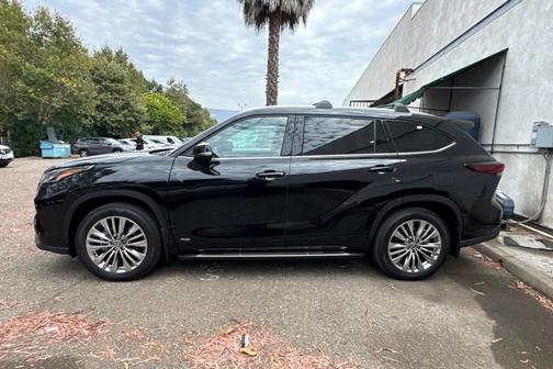 Midnight Black Metallic 2026 Toyota Highlander Hybrid Platinum
