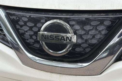 White 2018 Nissan Rogue Sport SL