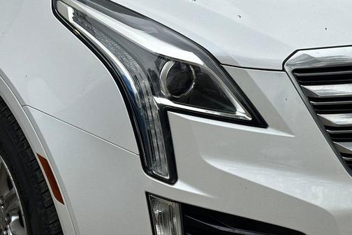 Crystal White Tri-Coat 2018 Cadillac XT5 Base