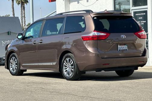 Toasted Walnut Pearl 2019 Toyota Sienna XLE