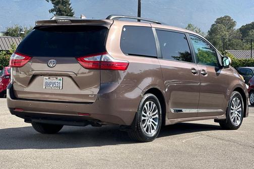 Toasted Walnut Pearl 2019 Toyota Sienna XLE