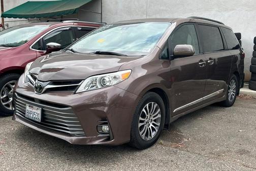 Toasted Walnut Pearl 2019 Toyota Sienna XLE