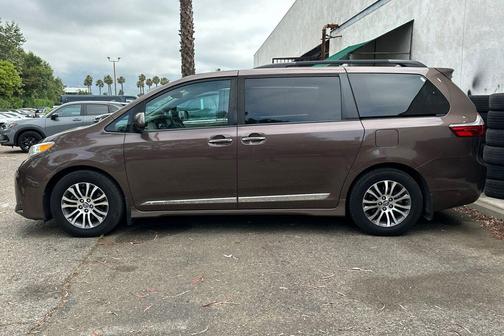 Toasted Walnut Pearl 2019 Toyota Sienna XLE