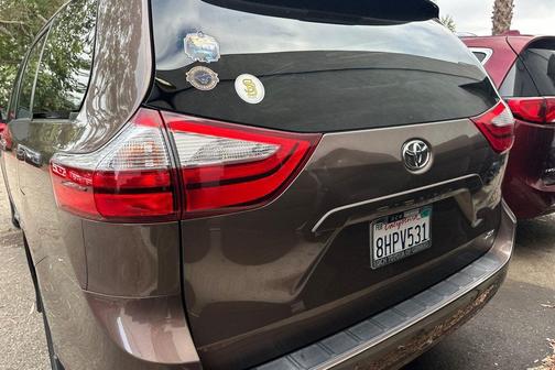 Toasted Walnut Pearl 2019 Toyota Sienna XLE