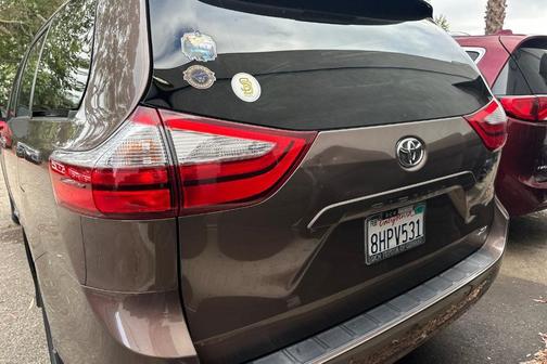 Toasted Walnut Pearl 2019 Toyota Sienna XLE