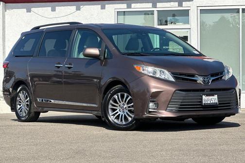 Toasted Walnut Pearl 2019 Toyota Sienna XLE