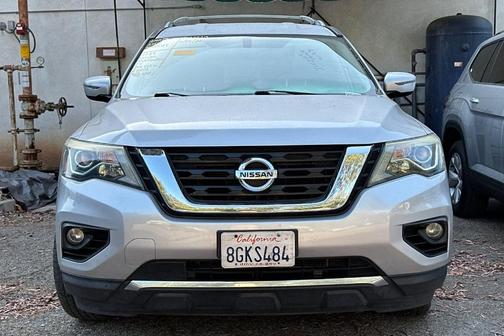 Brilliant Silver Metallic 2017 Nissan Pathfinder SV