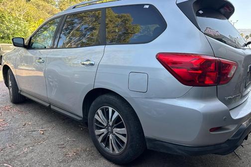Brilliant Silver Metallic 2017 Nissan Pathfinder SV
