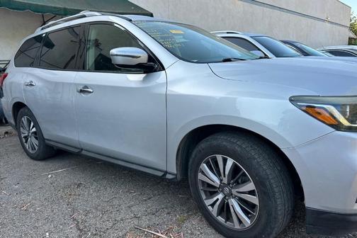 Brilliant Silver Metallic 2017 Nissan Pathfinder SV