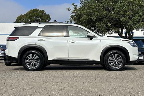 2022 Nissan Pathfinder SV
