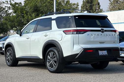 2022 Nissan Pathfinder SV
