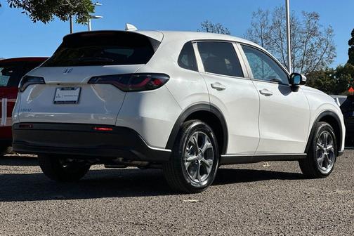 Platinum White Pearl 2026 Honda HR-V LX