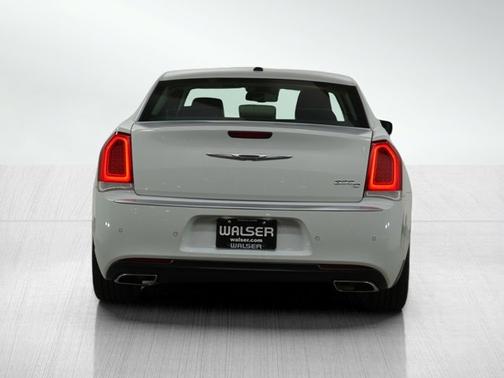 2016 Chrysler 300C Platinum