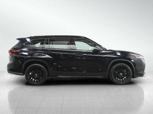 Midnight Black Metallic 2025 Toyota Highlander XSE
