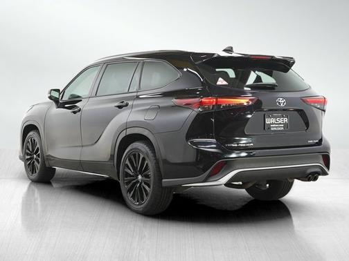 Midnight Black Metallic 2025 Toyota Highlander XSE