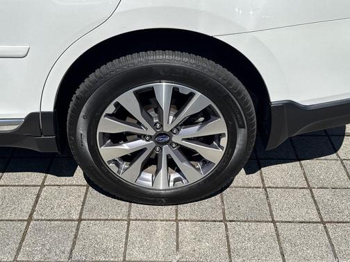 Crystal White Pearl 2017 Subaru Outback 3.6R Touring