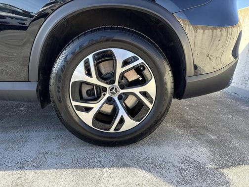 Black 2025 Mercedes-Benz GLC 350e Base