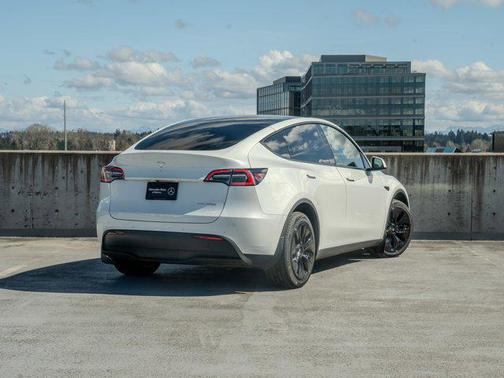 2022 Tesla Model Y Long Range Dual Motor All-Wheel Drive