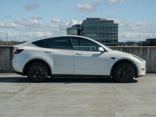 2022 Tesla Model Y Long Range Dual Motor All-Wheel Drive