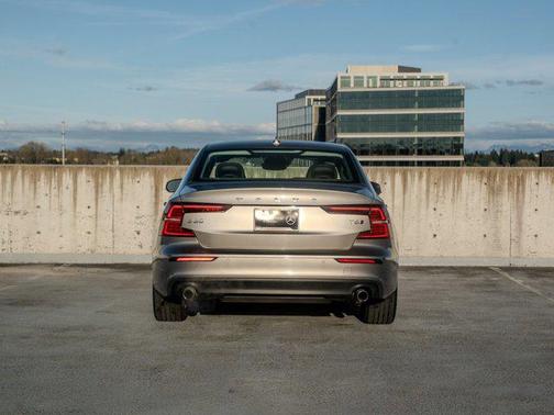 Birch Light Metall 2019 Volvo S60 T6 Momentum