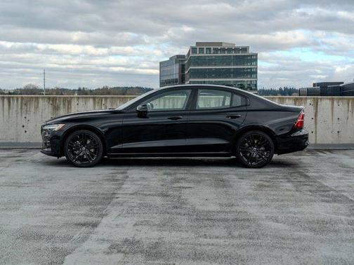 Onyx Black Metalli 2024 Volvo S60 B5 Plus Black Edition