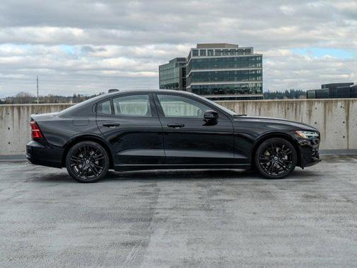 Onyx Black Metalli 2024 Volvo S60 B5 Plus Black Edition