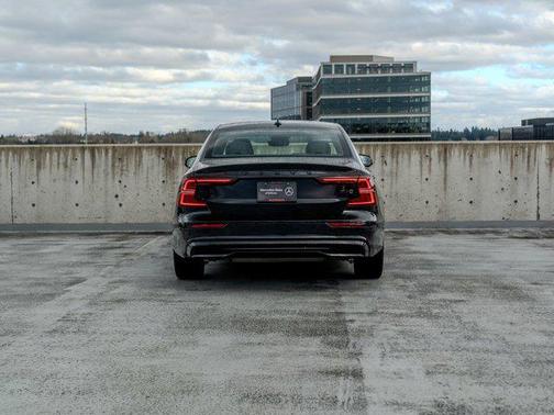 Onyx Black Metalli 2024 Volvo S60 B5 Plus Black Edition