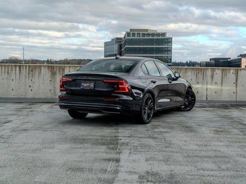 Onyx Black Metalli 2024 Volvo S60 B5 Plus Black Edition