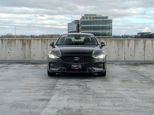 Onyx Black Metalli 2024 Volvo S60 B5 Plus Black Edition