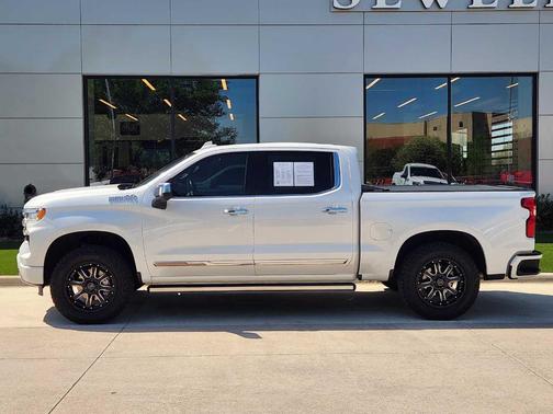 Iridescent Pearl Tricoat 2022 Chevrolet Silverado 1500 High Country