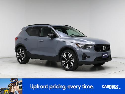 2023 Volvo XC40 B5 Ultimate Dark Theme