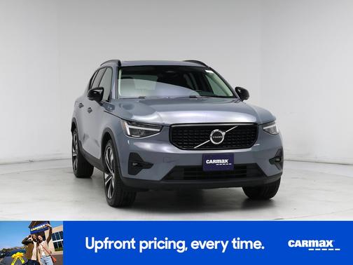 2023 Volvo XC40 B5 Ultimate Dark Theme