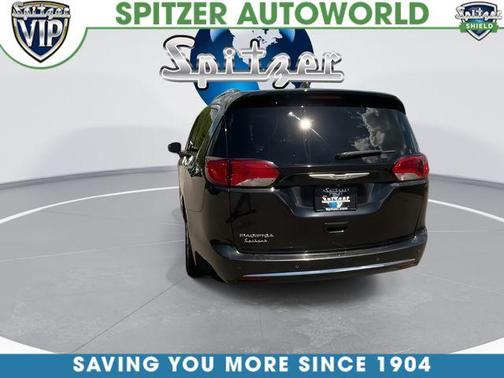 Brilliant Black Crystal Pearlcoat 2018 Chrysler Pacifica Touring-L