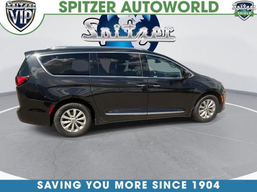 Brilliant Black Crystal Pearlcoat 2018 Chrysler Pacifica Touring-L