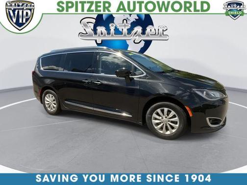 Brilliant Black Crystal Pearlcoat 2018 Chrysler Pacifica Touring-L