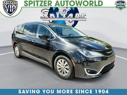 Brilliant Black Crystal Pearlcoat 2018 Chrysler Pacifica Touring-L