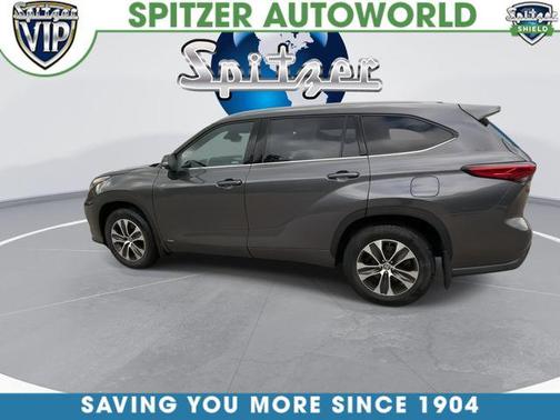 Magnetic Gray Metallic 2022 Toyota Highlander Hybrid XLE