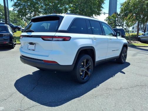 Bright White Clearcoat 2026 Jeep Grand Cherokee Limited