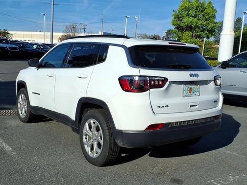 Bright White Clearcoat 2024 Jeep Compass Latitude