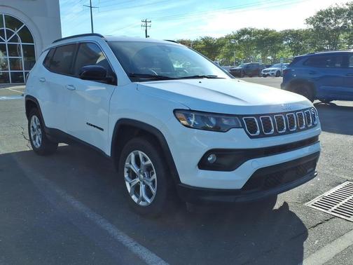 Bright White Clearcoat 2024 Jeep Compass Latitude
