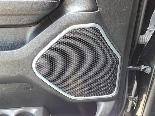 Diamond Black Crystal Pearlcoat 2024 RAM 1500 Laramie