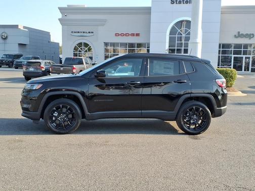 Diamond Black Crystal Pearlcoat 2026 Jeep Compass Latitude