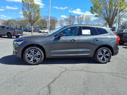 2022 Volvo XC60 B5 Momentum