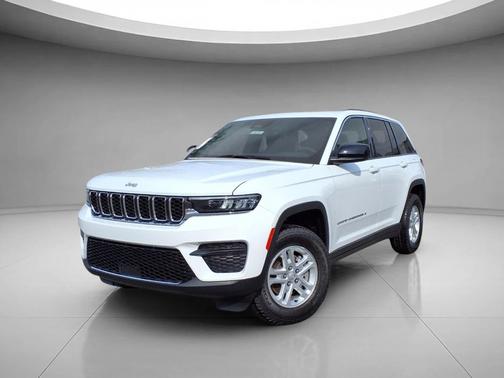 Bright White Clearcoat 2025 Jeep Grand Cherokee Laredo